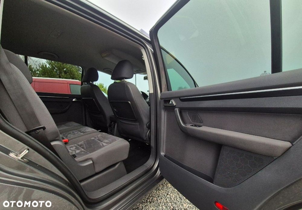 Volkswagen Touran - 12