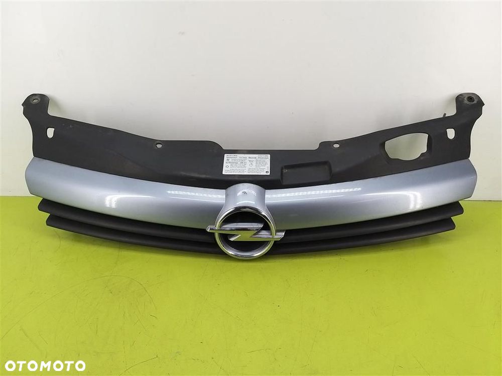 Atrapa Grill ZNACZEK Opel Astra III H 2004-2013 461088395 13108463 LAK:Z163