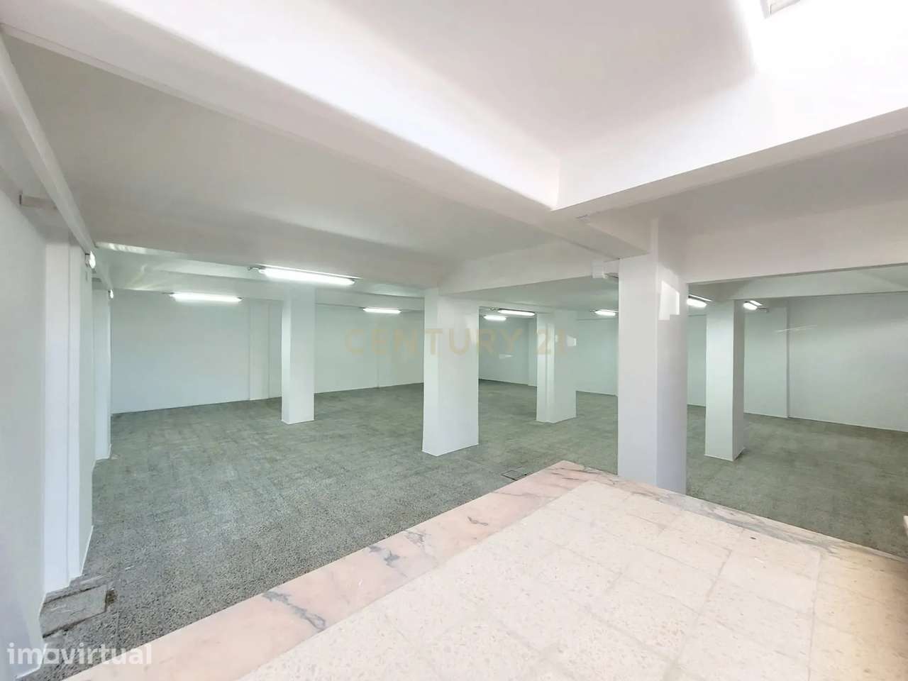 Oportunidade Única: Armazém Versátil no Coração de Almada para o Seu N - Grande imagem: 5/13