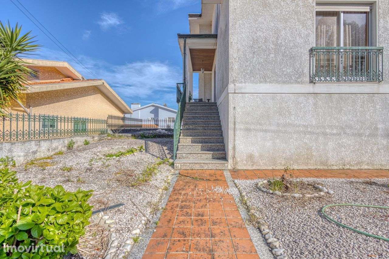 Moradia T5 em S. Félix da Marinha com garagem próximo da praia - Grande imagem: 4/42