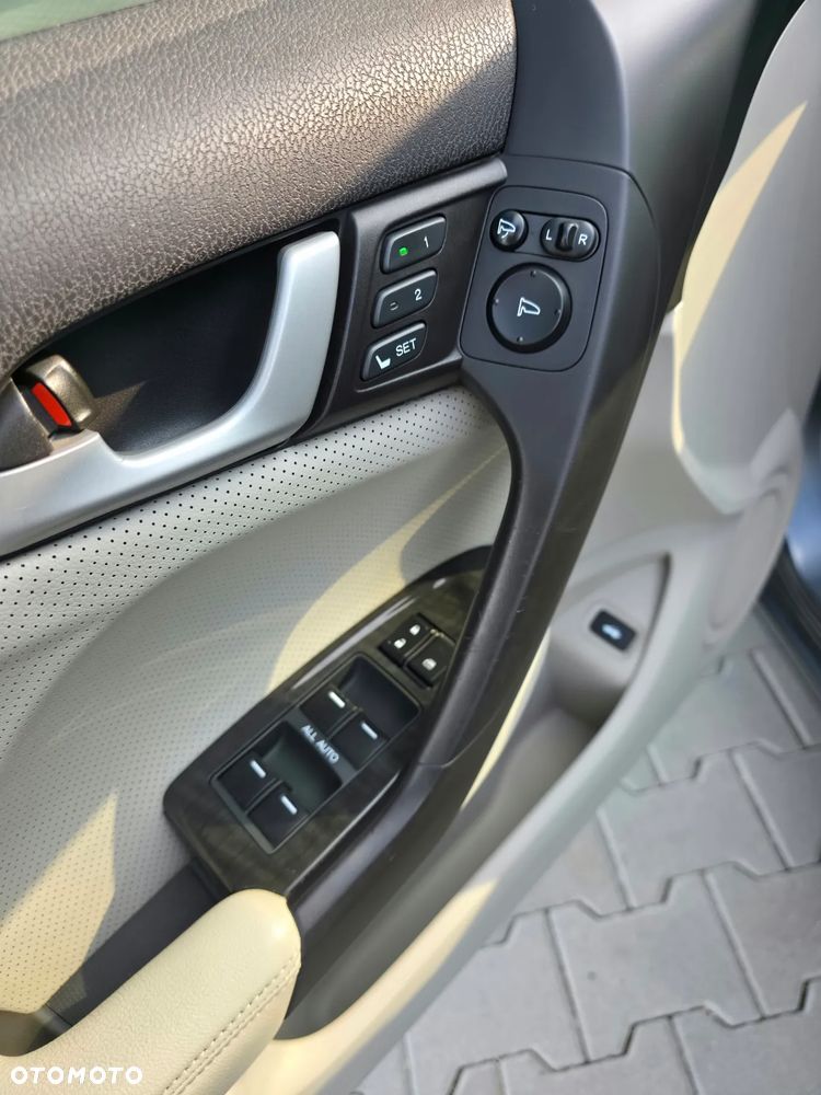 Honda Accord 2.0 Executive Nav - 35