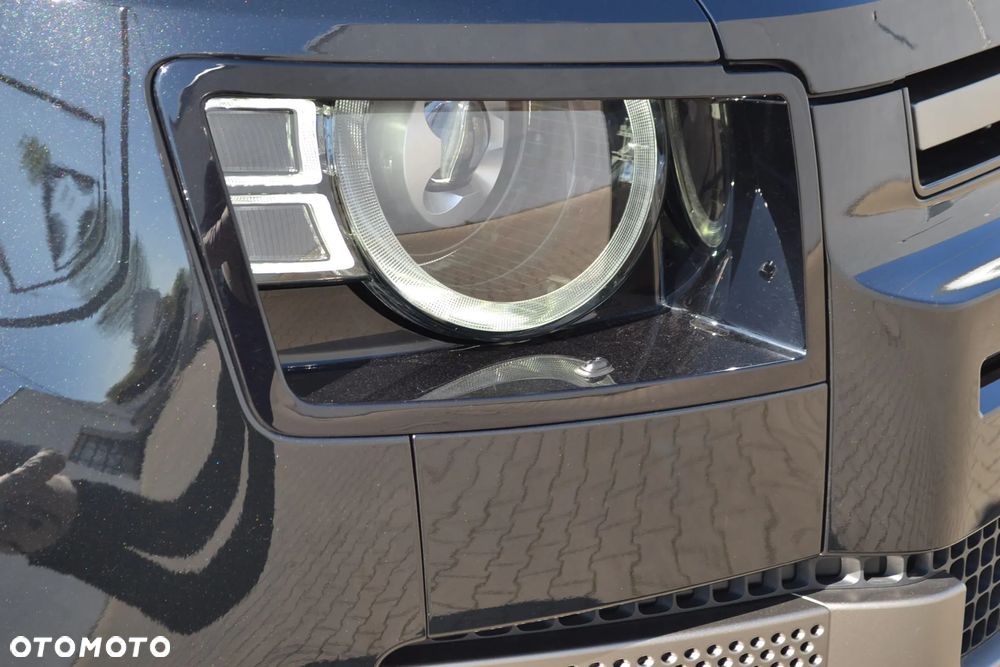 Land Rover Defender 110 D300 X-Dynamic SE - 23