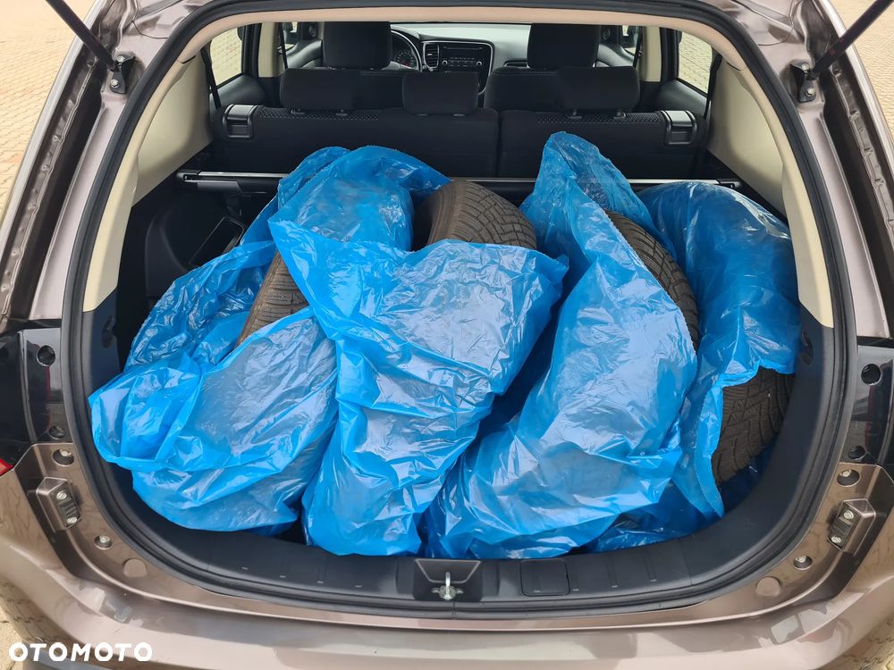 Mitsubishi Outlander 2.0 Invite + 2WD - 2