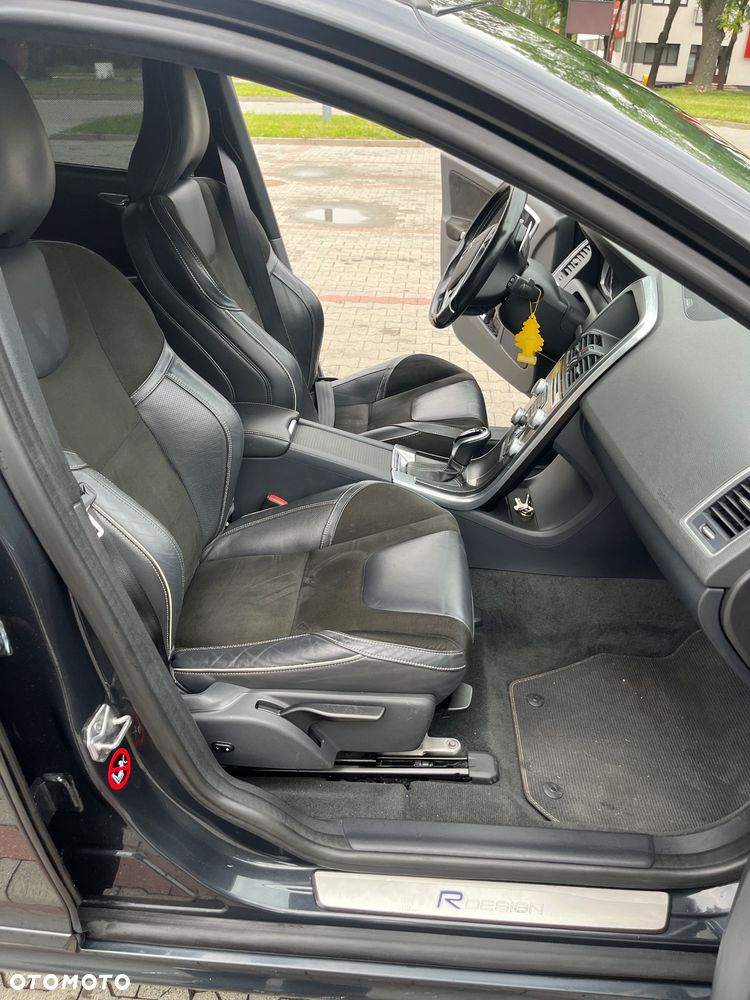 Volvo XC 60 D5 AWD R-Design Momentum - 12