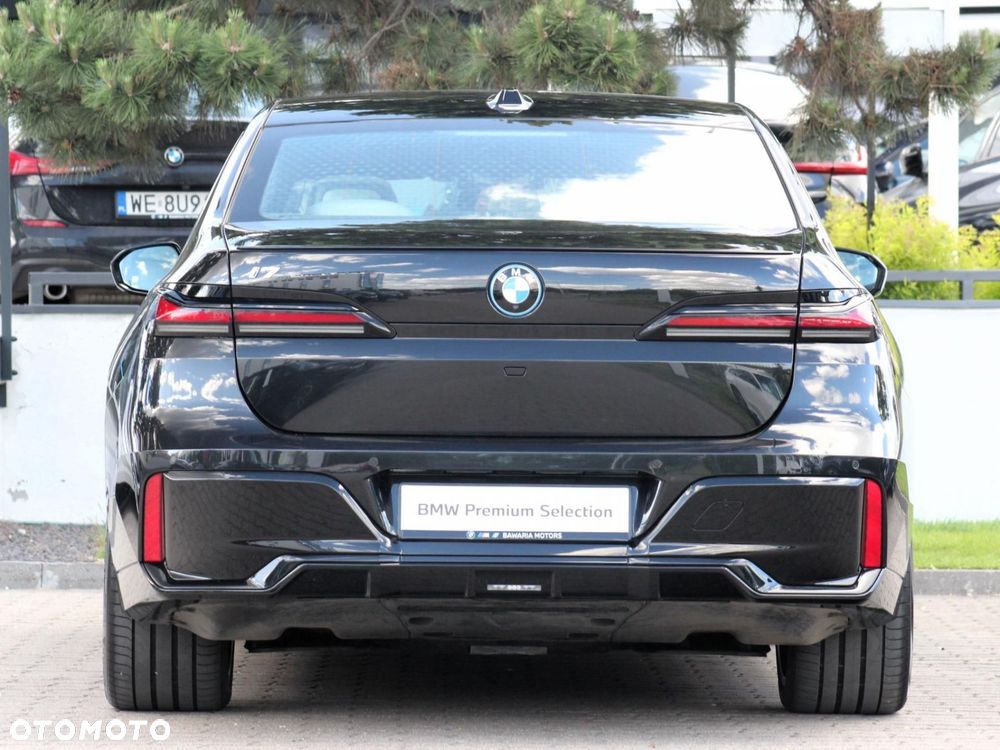 BMW i7 - 12