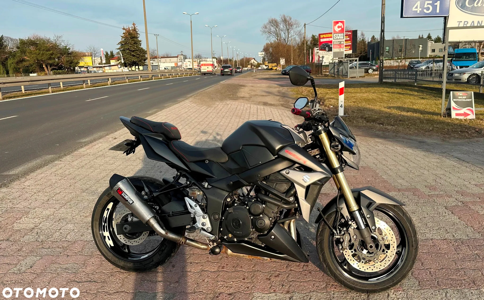 Suzuki GSR - 9