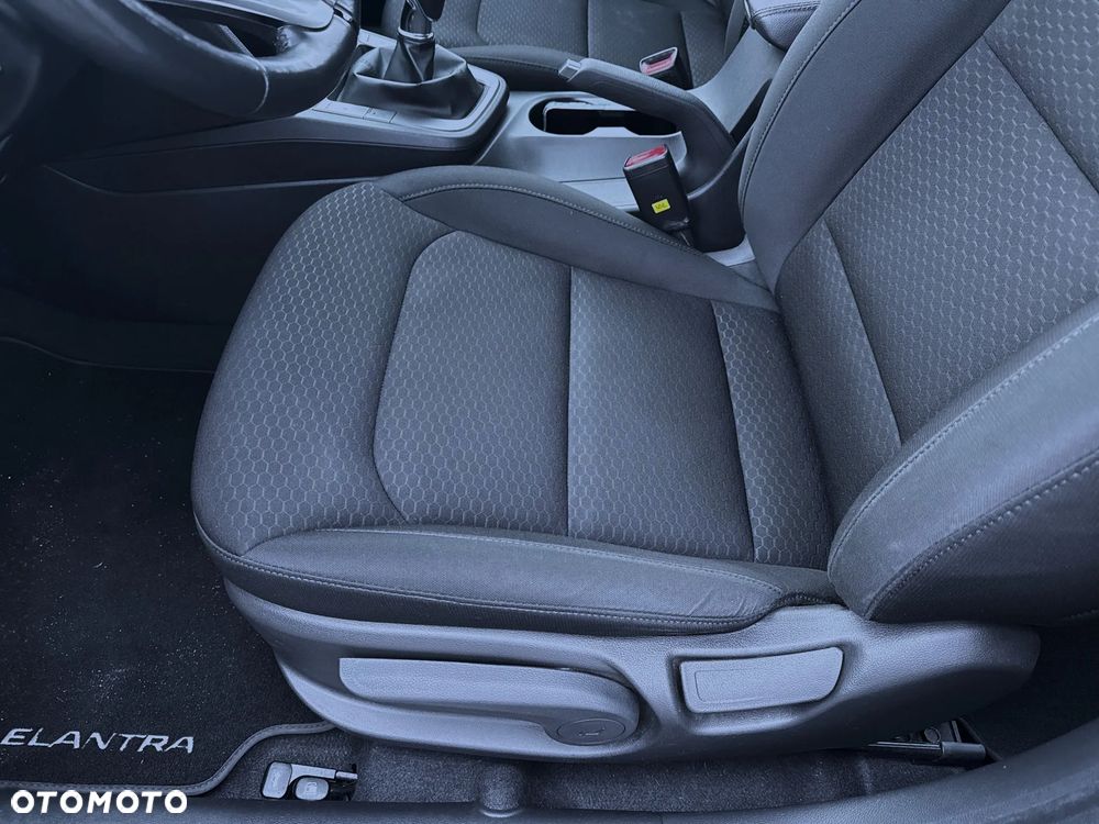 Hyundai Elantra 1.6 Comfort - 18