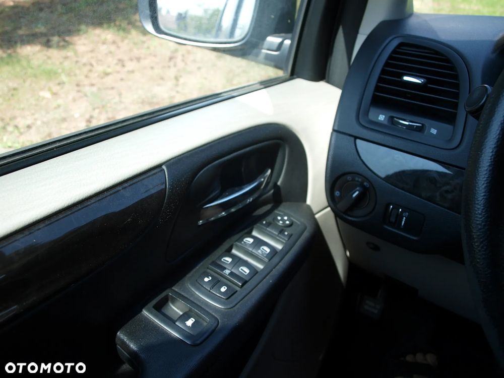 Dodge Caravan - 8