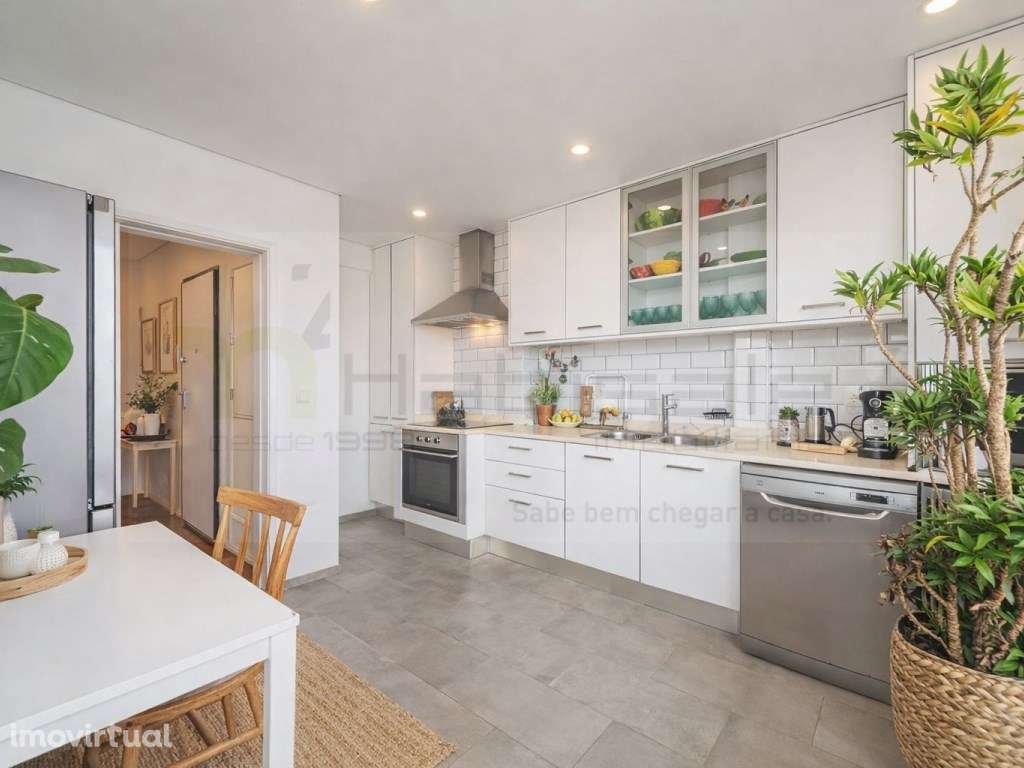 T2 na Parede totalmente remodelado com arrecadação - Grande imagem: 2/27