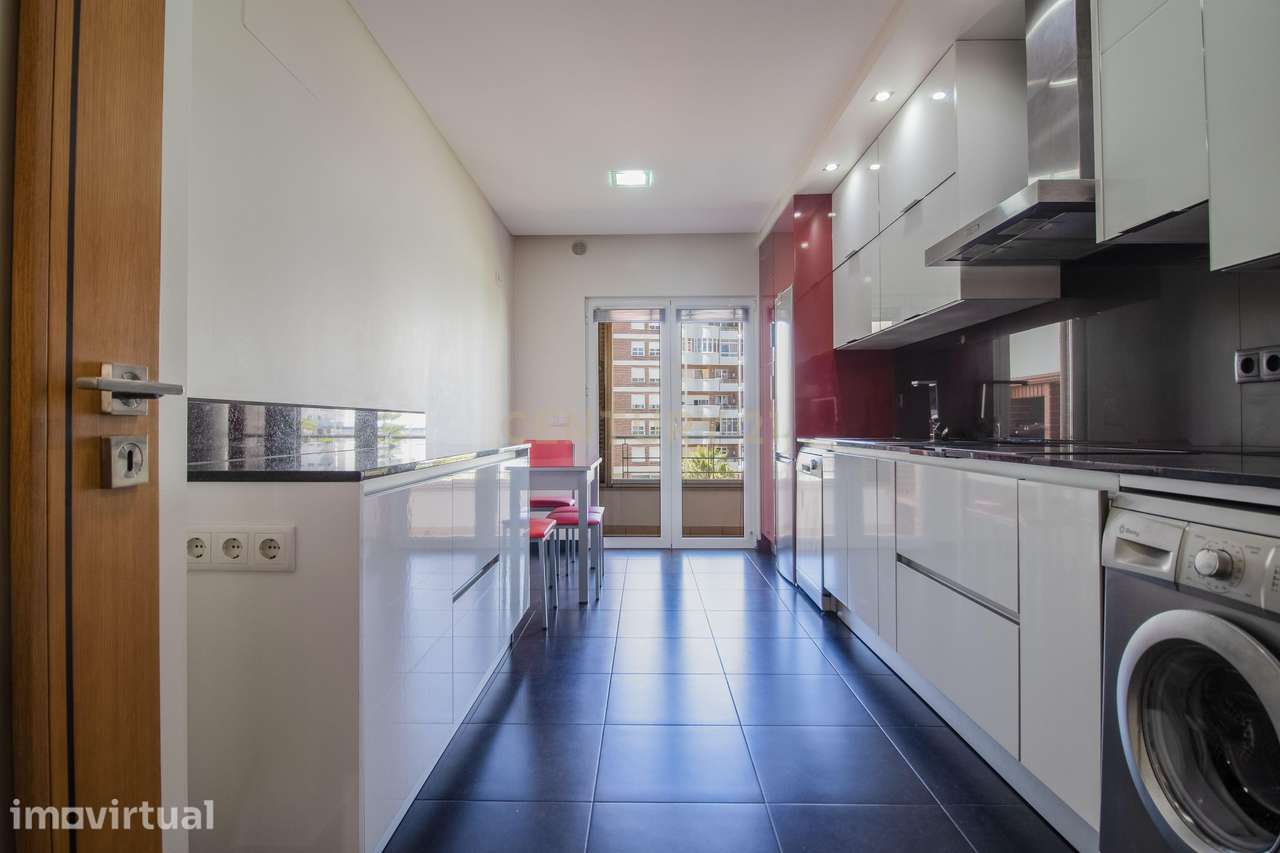 Apartamento T3 com garagem e varandas na Rua da Cerâmica - Grande imagem: 5/36