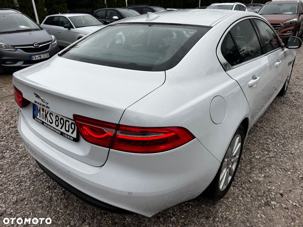 Jaguar XE 2.0 T Prestige - 11