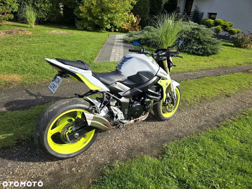 Suzuki GSR - 4
