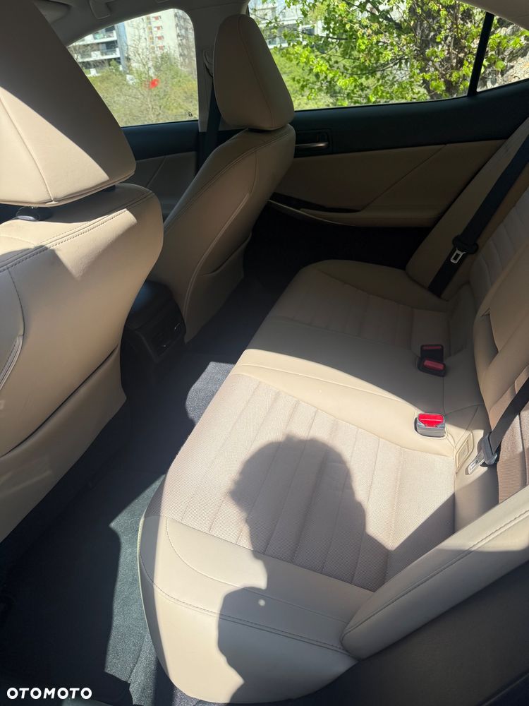 Lexus IS 300h Business Edition - 14