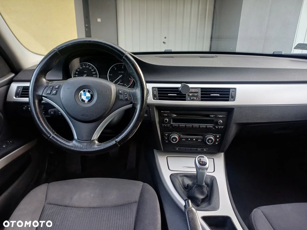 BMW Seria 3 320d DPF Touring - 9