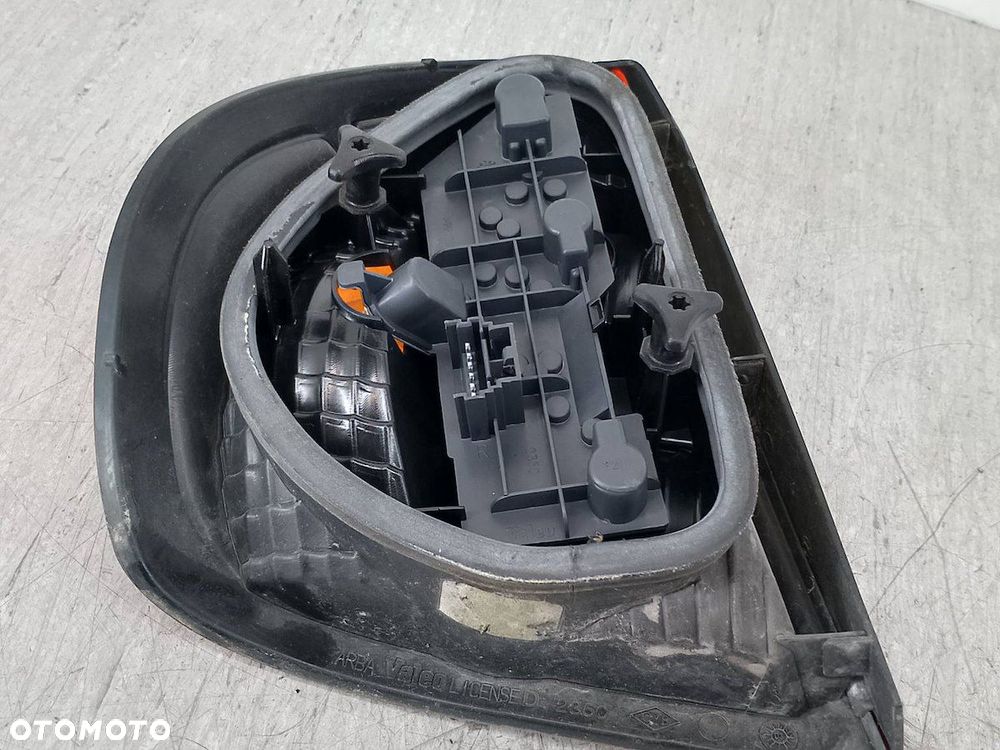 LAMPA TYLNA PRAWA RENAULT THALIA ( 01-08 ) SEDAN - 4