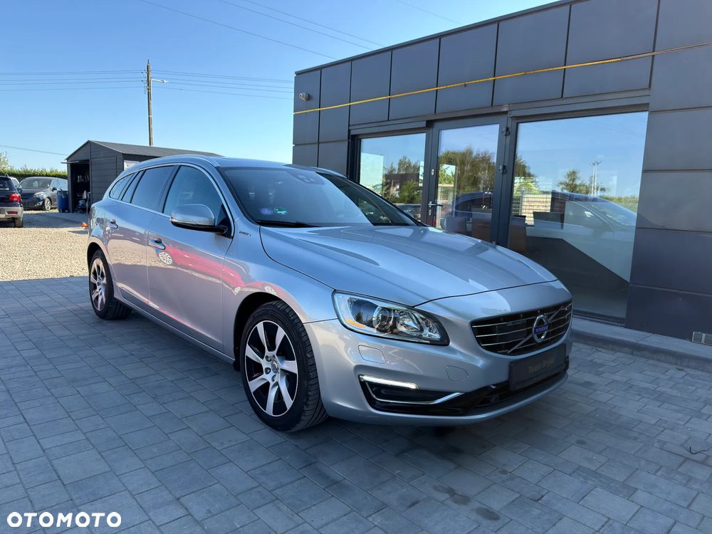 Volvo V60 D6 AWD Plug-in Hybrid R-Design Momentum - 4