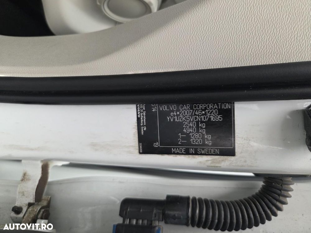 Volvo XC 60 B4 MHEV AT8 AWD Momentum Pro - 10