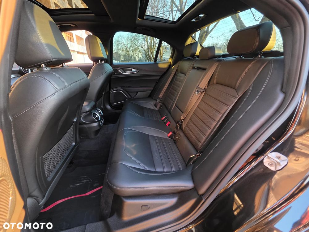 Alfa Romeo Giulia 2.0 Turbo 16V AT8-Q4 Estrema - 26