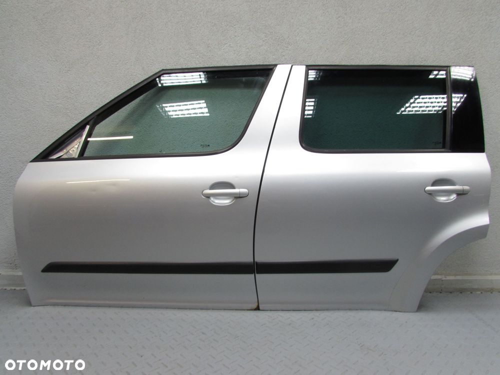 SKODA YETI LIFT 12-17 DRZWI TYL LEWA STRONA KOMPLETNE Z SZYBA ZAMKIEM LA7W - 1