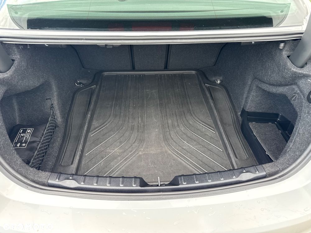 BMW Seria 3 320d Edition M Sport Shadow - 14