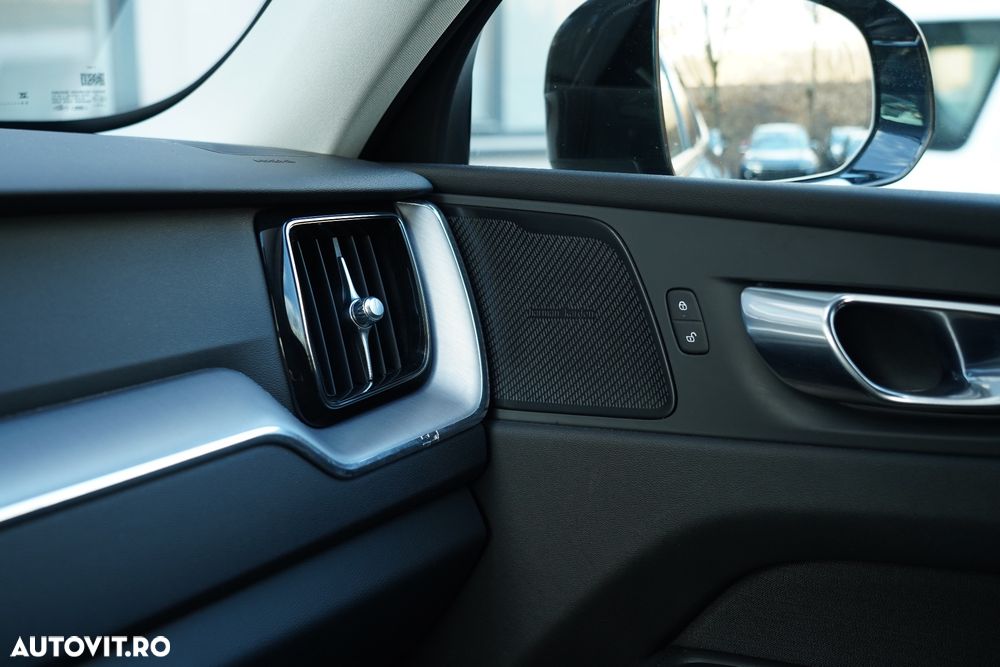 Volvo XC 60 B4 MHEV AT8 AWD Momentum Pro - 11