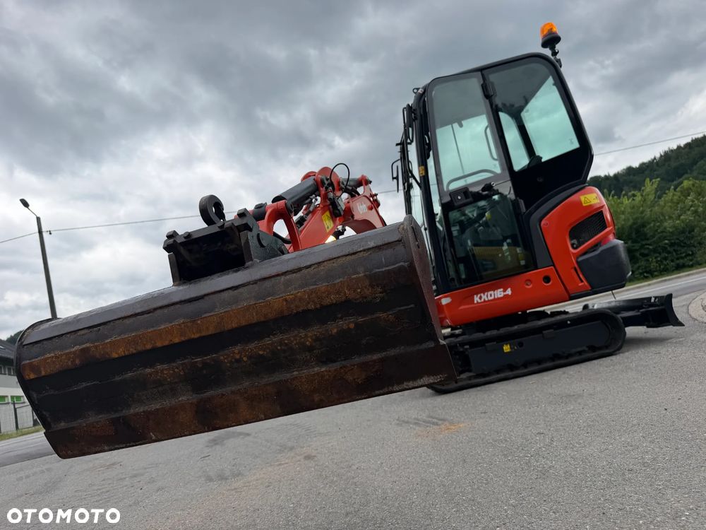 Kubota KX016-4 Koparka Gąsienicowa 2 tony. DEKRA aktualna do 2026r. 3 łyżki.+ pług fabryczny do równania kruszywa lub odśnieżania. Szybkozłącze Hydrauliczne. zmiana łyżek bez wychodzenia z kabiny! Rozsuwane Hydr. podwozie! Sprowadzona z Gospodarstwa Norweskiego! Zero luzów i wycieków. Maszyna jak Nowa z Salonu! 2020 rok. 1000 mtg! Pełna Dokumentacja. Gąsienice bez zużycia! Łyżka Skarpowa+ 2 kopiące. szybka wolna jazda. Ani deka luzów i wycieków. OKAZJA  Dodatkowe sekcje Hydr. Po serwisach kolejny za 400 mtg! - 32