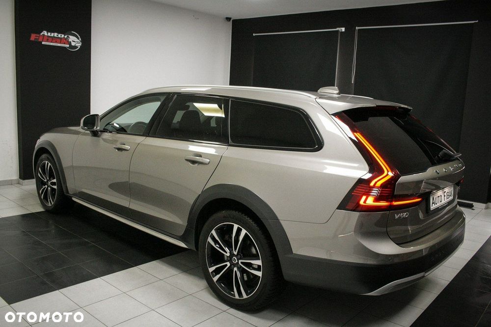 Volvo V90 Cross Country - 12