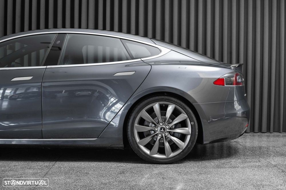 Tesla Model S - 8