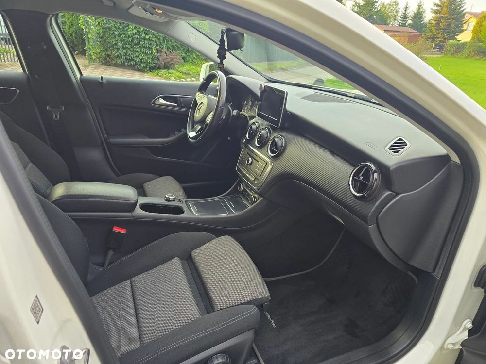 Mercedes-Benz GLA 180 7G-DCT - 18