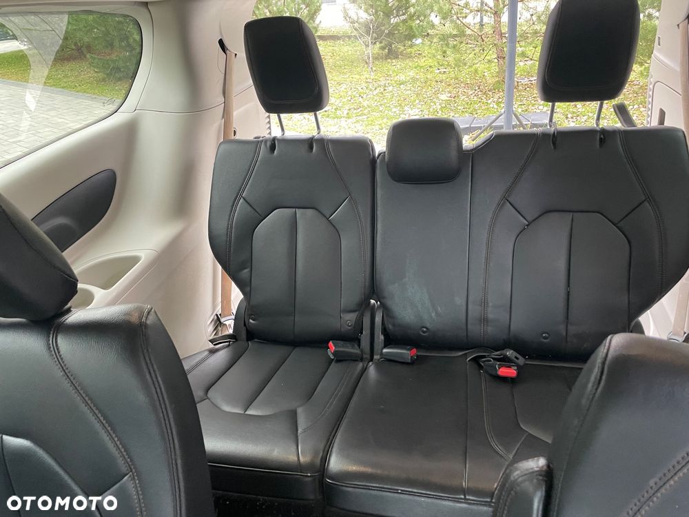 Chrysler Pacifica - 12