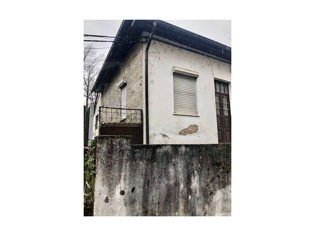 Moradia para recuperar no centro de Guimarães - Grande imagem: 3/8