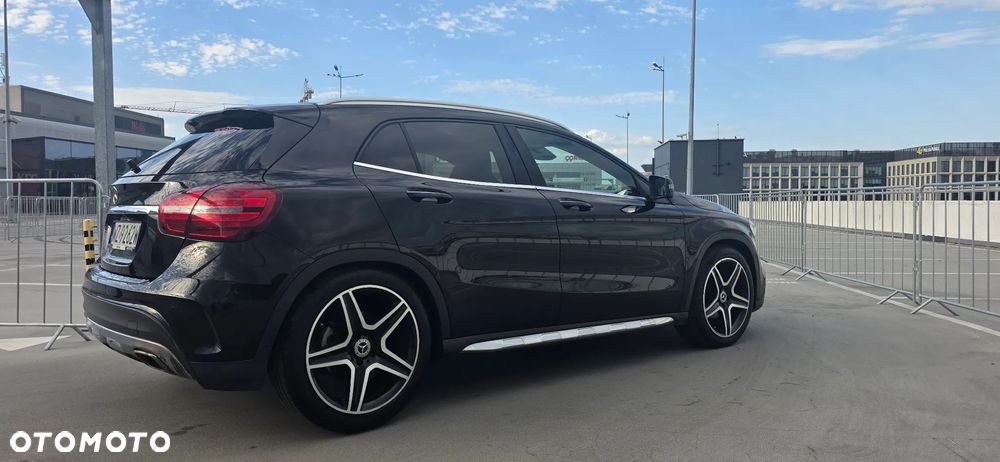 Mercedes-Benz GLA 200 7G-DCT - 4