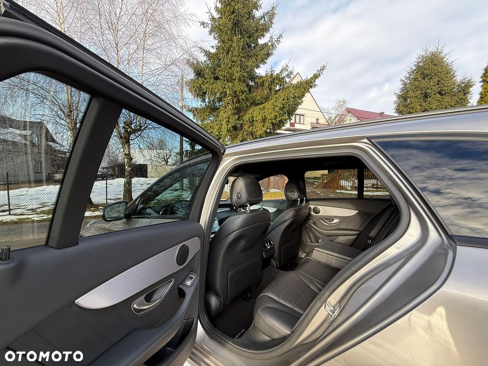 Mercedes-Benz Klasa C 180 9G-TRONIC AMG Line - 23