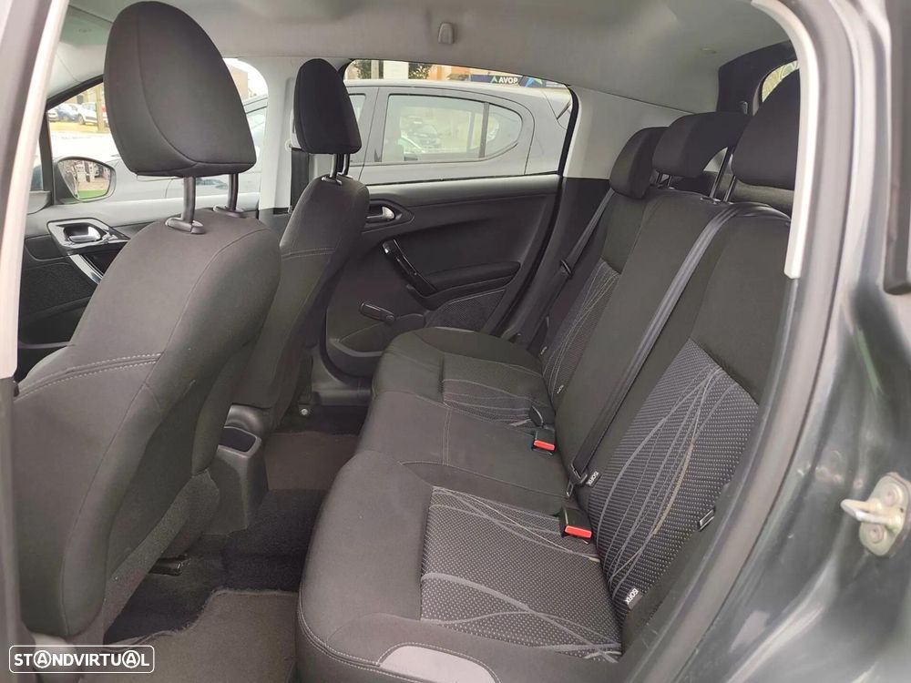 Peugeot 208 1.2 PureTech Active - 12