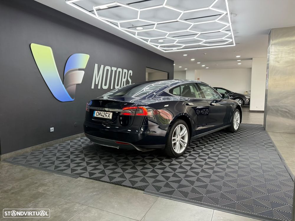 Tesla Model S - 5
