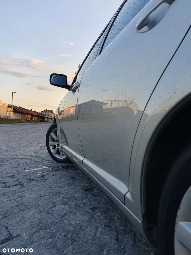 Toyota Avensis 2.0 D-4D High - 5