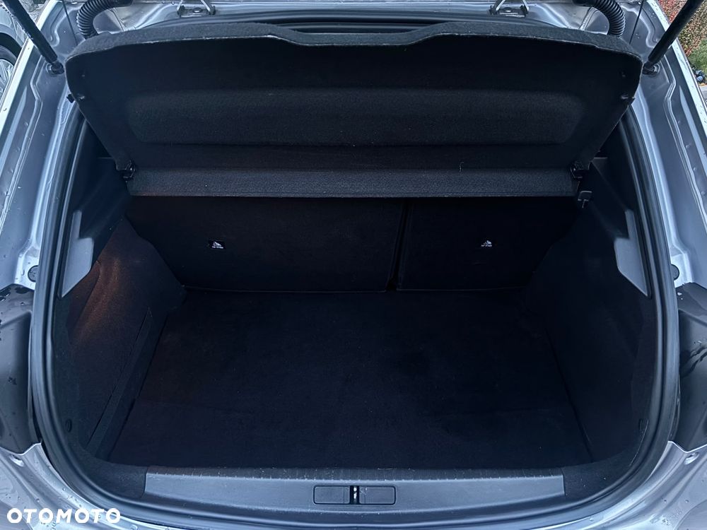 Peugeot 208 - 8