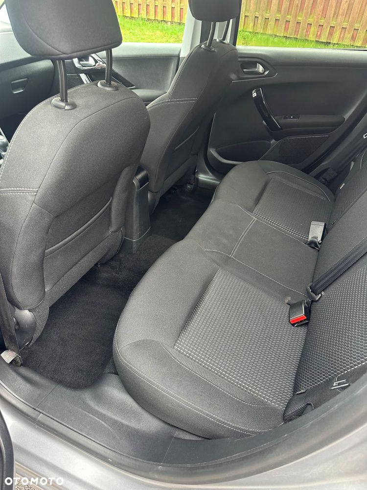 Peugeot 208 - 18