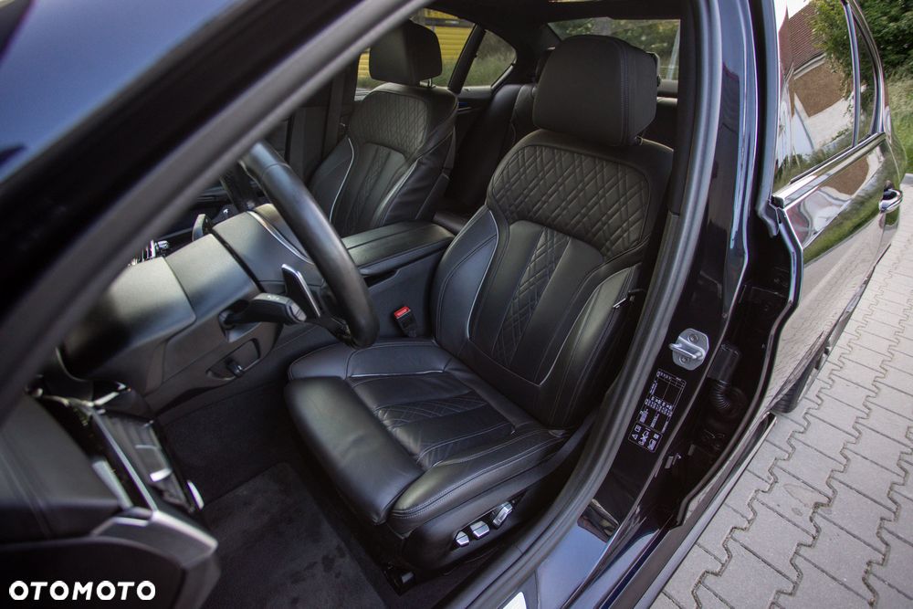 BMW Seria 5 M550i xDrive - 17