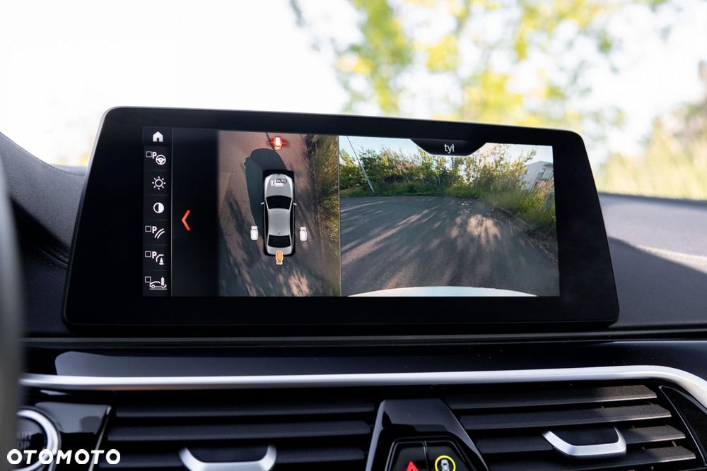 BMW Seria 5 M550i xDrive sport - 31