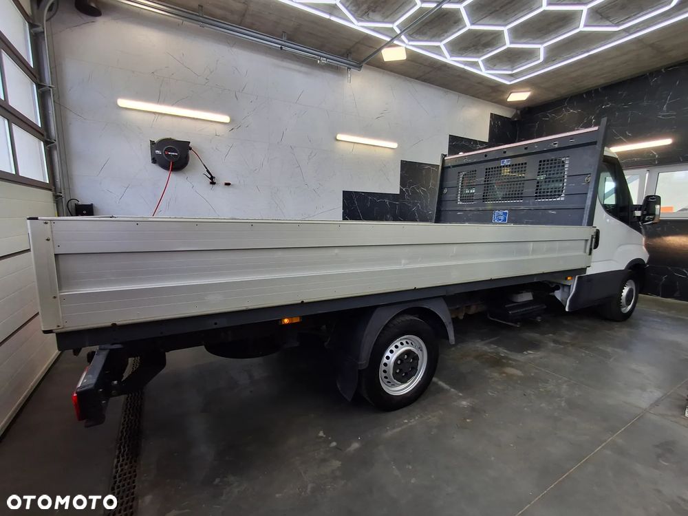 Iveco Daily 35S18 Długość Paki 410 CM Skrzynia Biegów HI-MATIC 2018 Rok Udźwig Haka 3500 Kg 3 Miejsca Silnik 3.0 Moc: 180 KM Hak - 11