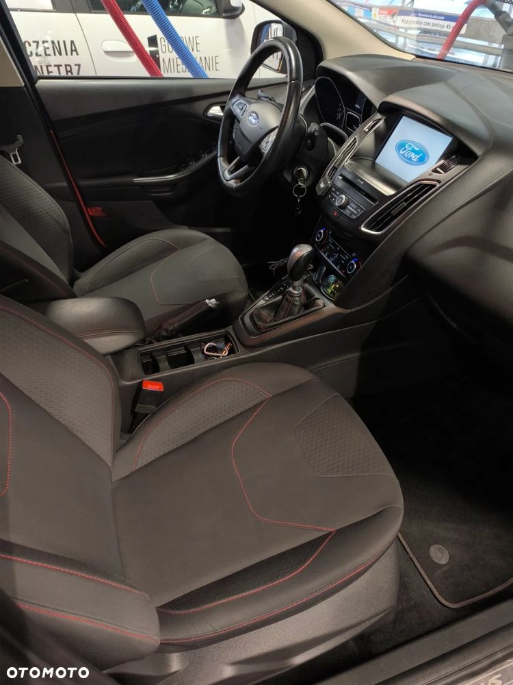 Ford Focus SW 1.5 EcoBoost S&S ST-LINE - 10
