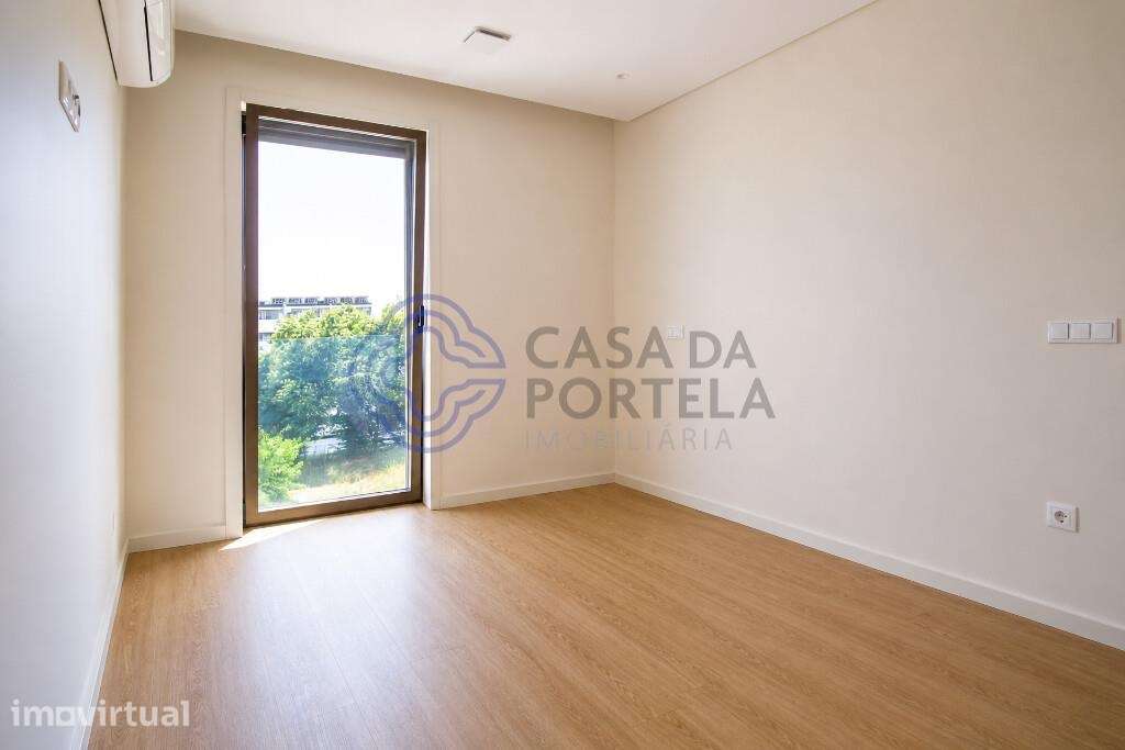 T1 moderno, luminoso e como novo, com varanda e garagem box - Grande imagem: 4/26