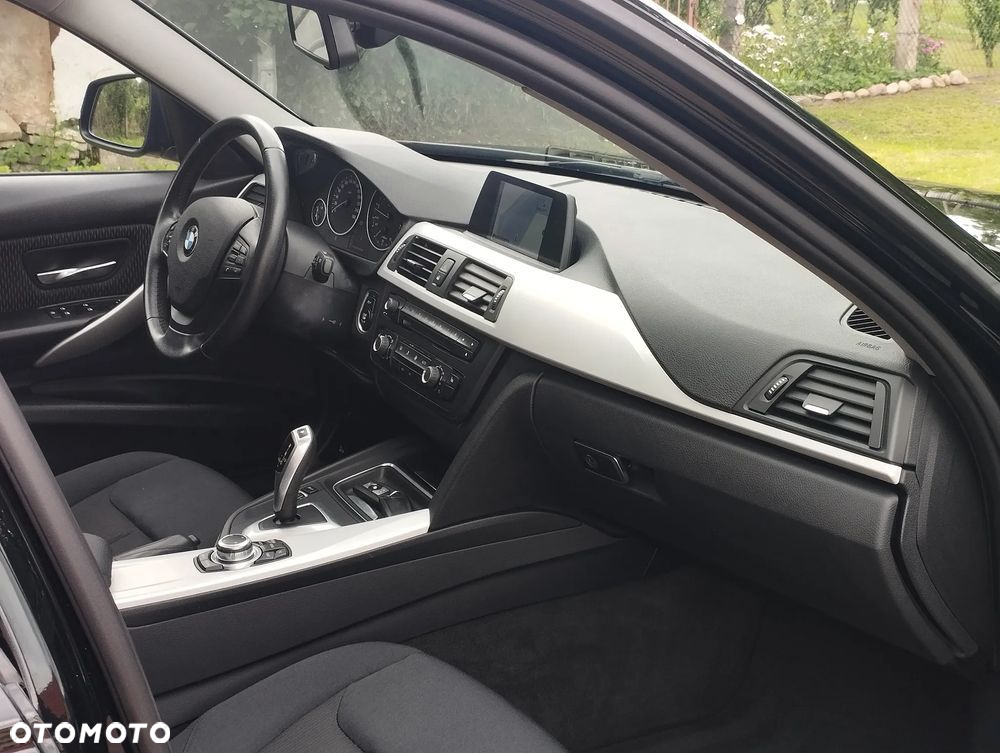 BMW Seria 3 320i Touring - 25