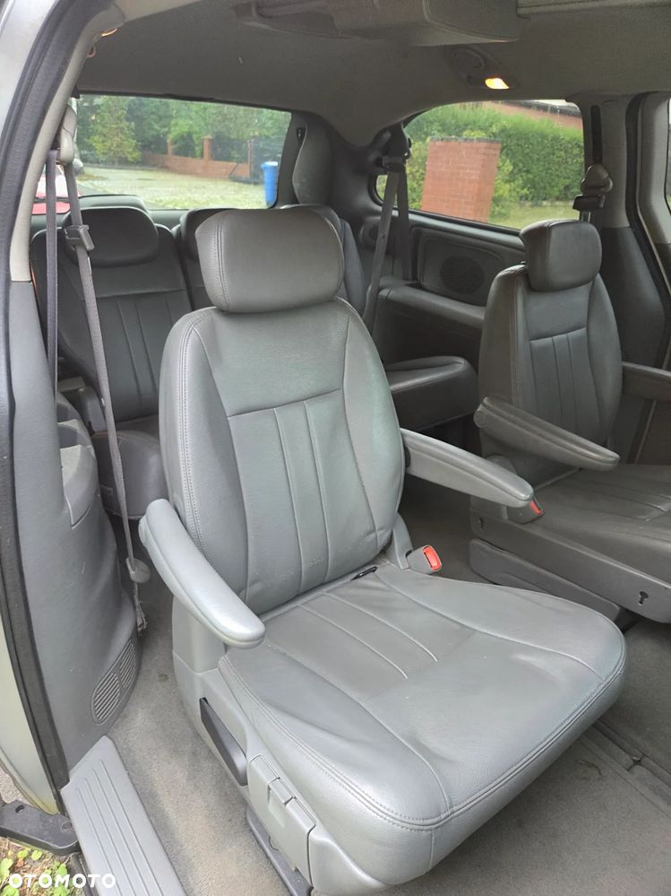 Chrysler Town & Country - 12