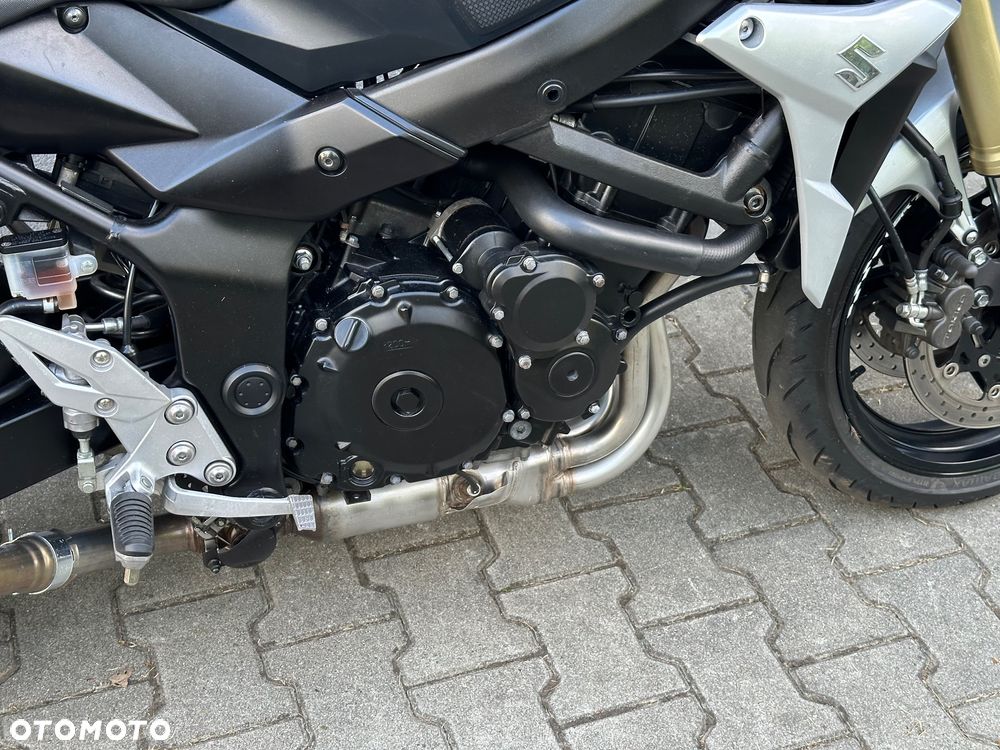 Suzuki GSR - 16