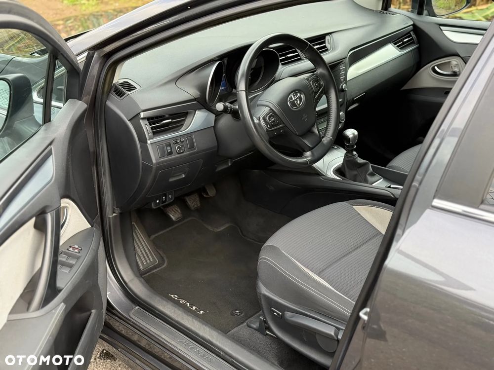 Toyota Avensis 2.0 D-4D Premium - 5