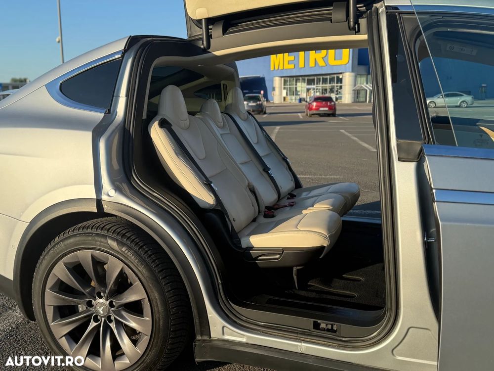Tesla Model X - 11