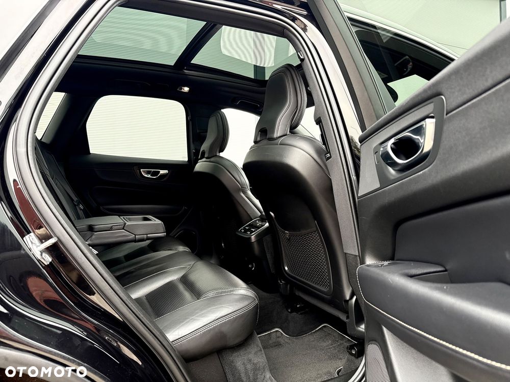 Volvo XC 60 D5 AWD Geartronic RDesign - 32