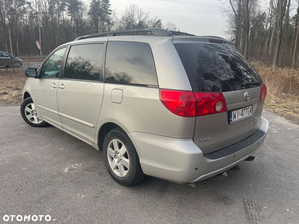 Toyota Sienna - 4